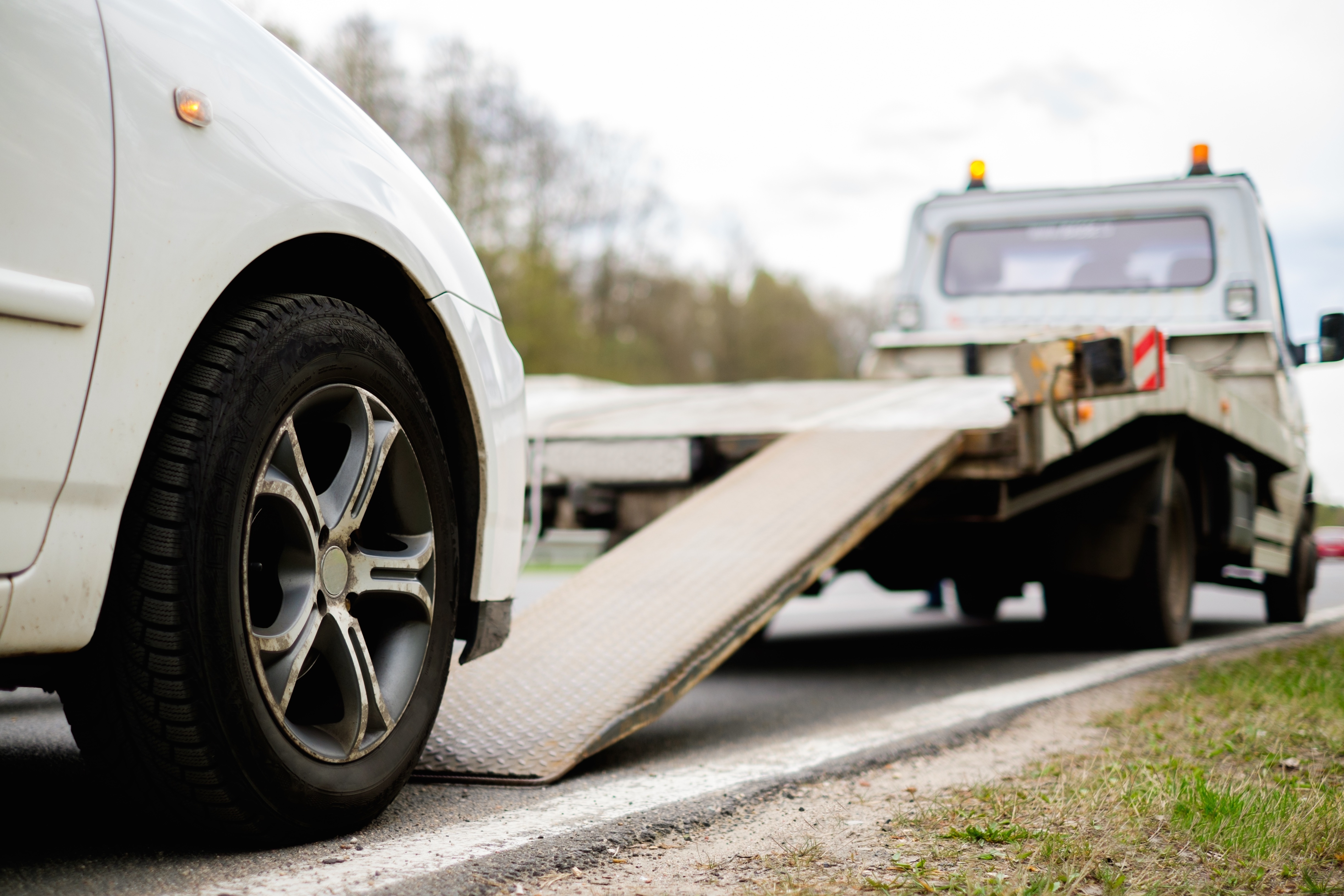 Auto bianca che sale su carroattrezzi di charlie24